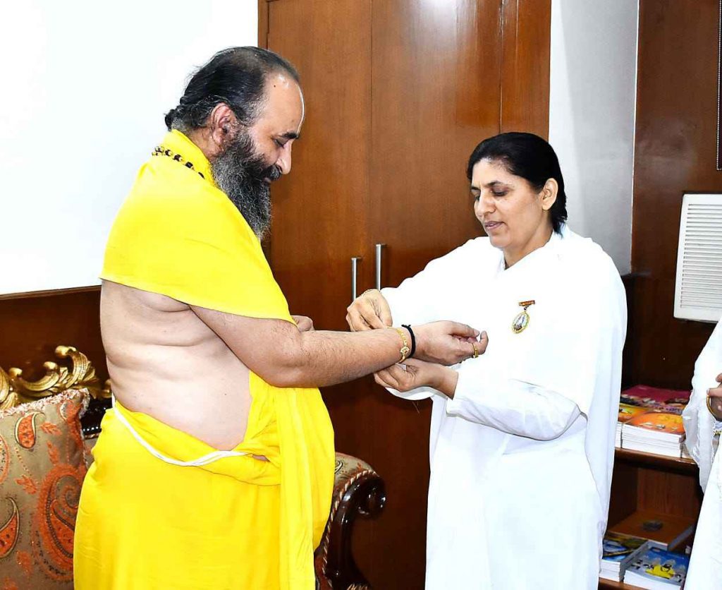 Faridabad Sec 46 - Bk Madhu Bhn. Tying Rakhi to Shri Purushottamacharya Ji, from Siddhadata Ashram, Faridabad