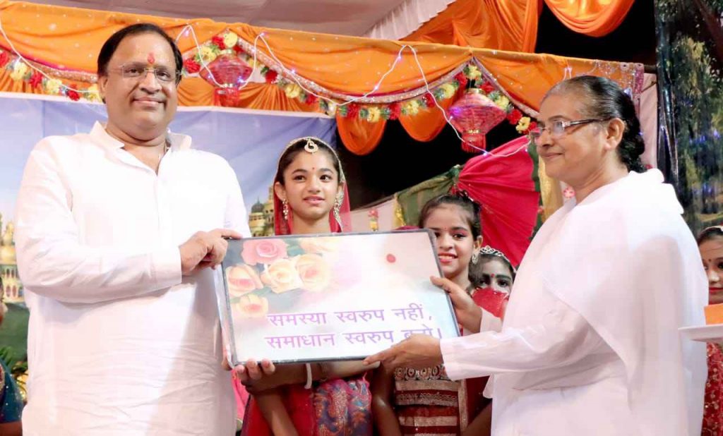 Sec 11C, Faridabad - Janamashtmi Celebration, Bk Munni Didi Ji giving Godly Gift to Cabinet Minister Mr. Vipul Goyal Ji and to the President of Gopal Gaushala
