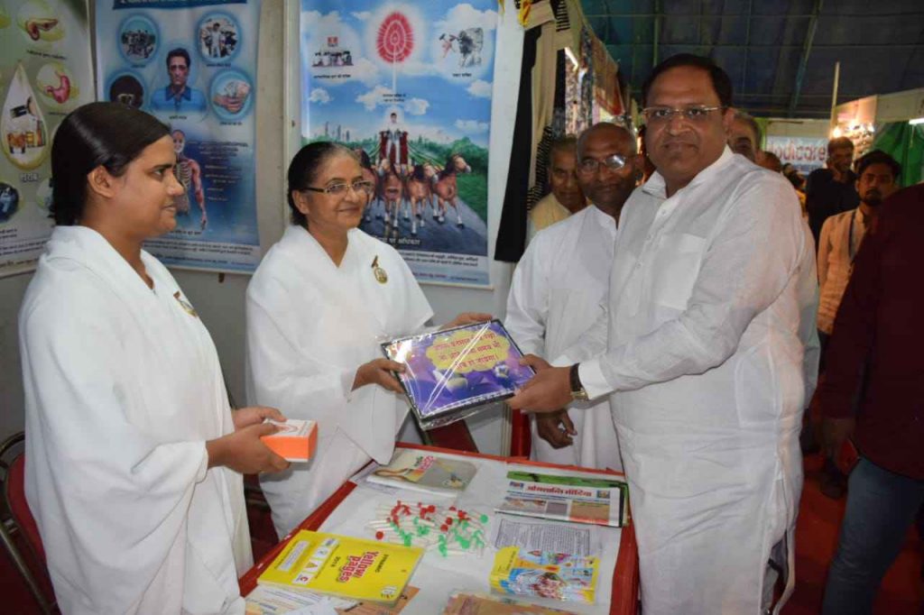 Faridabad, Sec 12 - Mr Vipul Goel, Minister of Industries, at Brahma Kumaris stall, Diwali Mela, 14/oct to 21/oct/2018
